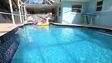 Utomhuspool och uppvÀrmd pool