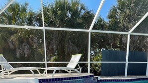 A swimming pool with a shark float and a rainbow ring float. - VENICE/Heated Pool House/ 7 min to the Beach/ Shops&Dining nearby (Venice)