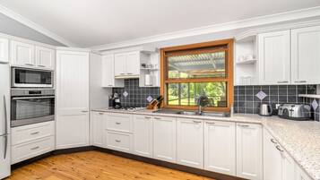 Jääkaappi, mikroaaltouuni, uuni, liesi