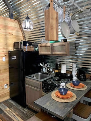 Refrigerador, microondas, horno y parrilla de estufa