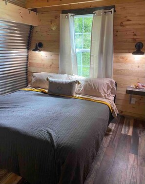 2 bedrooms, iron/ironing board, bed sheets, wheelchair access