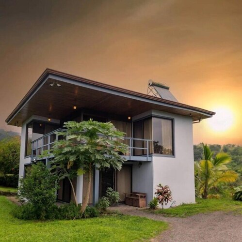 Firefly Retreat. A Hilltop Retreat with Swimming Pool & Great Rainforest Views!!
