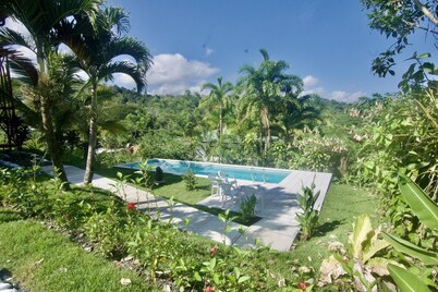Firefly Retreat. A Hilltop Retreat with Swimming Pool & Great Rainforest Views!!