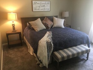 Desk, iron/ironing board, travel cot, free WiFi - a cozy, quiet, rural hideaway close to everything (Sherwood)