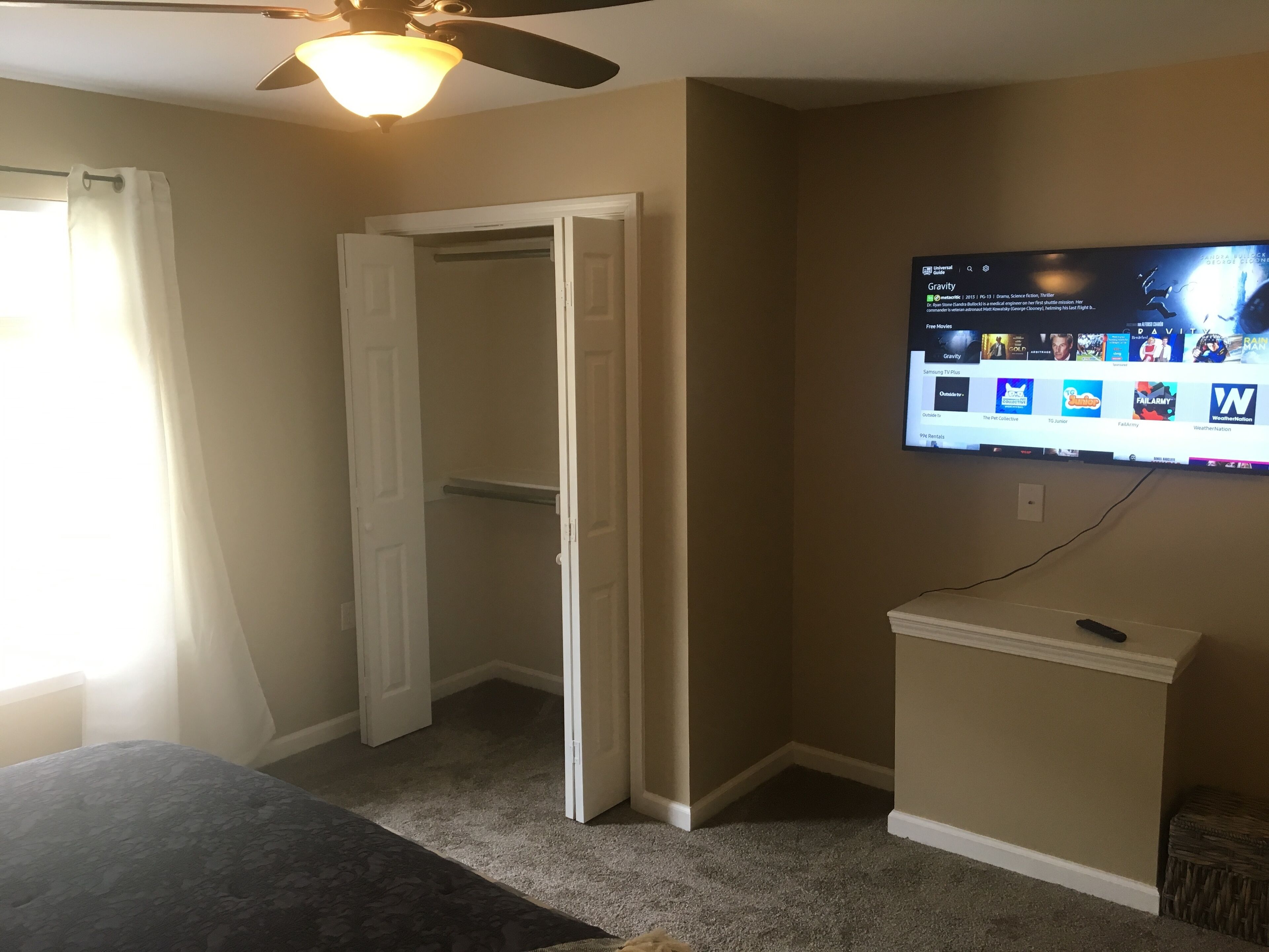 1 quarto, escrivaninha, ferros/tábuas de passar roupa, berço de viagem