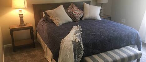 1 Schlafzimmer, Schreibtisch, Bügeleisen/Bügelbrett, Reisekinderbett