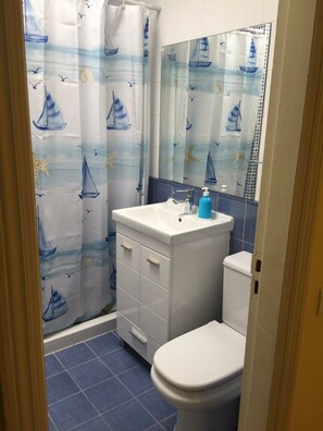 Shower, hair dryer, towels, toilet paper - Bungalow in Campo Internacional de Maspalomas (Las Palmas de Gran Canaria)