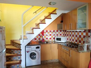 Réfrigérateur, micro-ondes, plaque de cuisson, cafetière/bouilloire