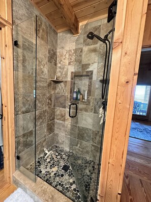 Dusche, Whirlpool, Bidet, Handtücher
