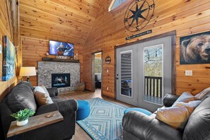 Smart TV, caminetto, videogiochi, lettore DVD