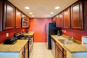 Een koelkast, een microgolfoven, een oven, een vaatwasser