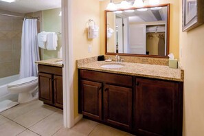 Een bad, een haardroger, handdoeken