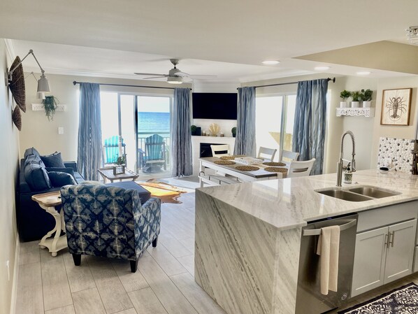 Smart-TV, Kamin, DVD-Player, Bücher