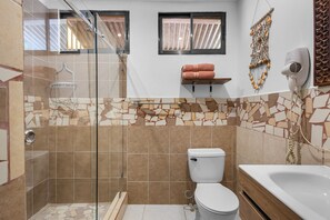 シャワー、タオル、石鹸、トイレットペーパー