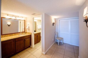 Badkar, hårtork, handdukar och toalettpapper