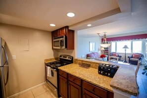 雪櫃、微波爐、焗爐、爐具