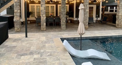 Family Resort! MINI GOLF, heated pool, lakefront, hot tub, game room & theater!
