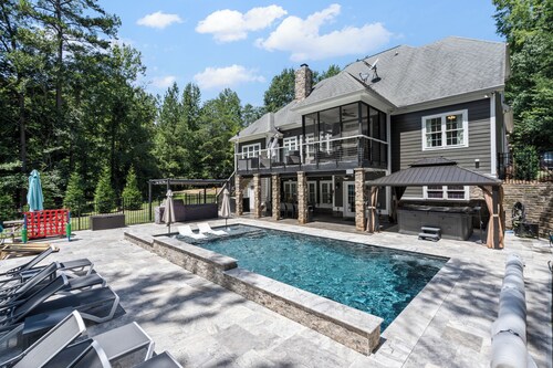 Family Resort! MINI GOLF, heated pool, lakefront, hot tub, game & theater room!