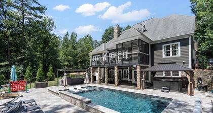 Family Resort! MINI GOLF, heated pool, lakefront, hot tub, game & theater room!