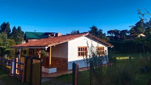A single-story house with a tiled roof, a porch, and a fenced yard. - Samaria, a place to rest and enjoy in Santa Elena (Santa Elena)