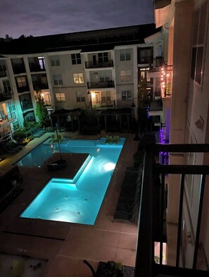 Outdoor pool - Cozy 1 bedroom with courtyard pool view (Atlanta)