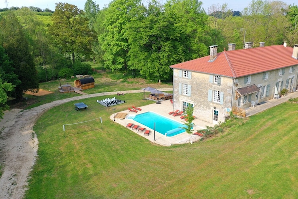 Le Fourneau, son jardin, sa piscine et l'espace bien-être