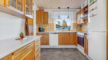 Køleskab, kogeplade, opvaskemaskine, kaffe-/temaskine