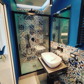 Ducha, secador de pelo, bidet, toallas