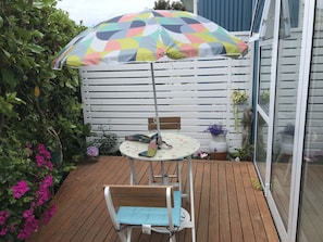 Terrace/patio - Small self contained studio with private deck, 5 mins walk to beach(vaccinated) (Waihi beach)