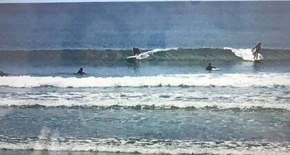 Small self contained studio with private deck, 5 mins walk to beach(vaccinated)