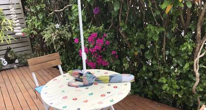 Small self contained studio with private deck, 5 mins walk to beach(vaccinated)