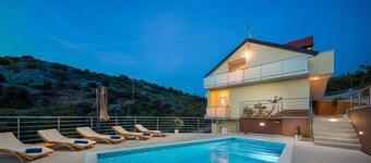 5 bedroom stunning home in Zatoglav