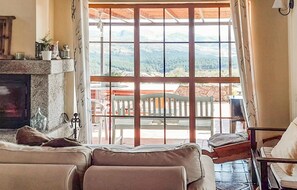 Una Smart TV, una chimenea, un futbolín