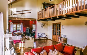 Smart TV, fireplace, table football - Pet friendly home in Navarredonda de Gredos (Navarredonda de Gredos)