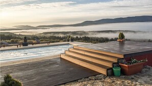 A rooftop pool with a view of mist-covered mountains and a clear sky. - Pet friendly home in Navarredonda de Gredos (Navarredonda de Gredos)