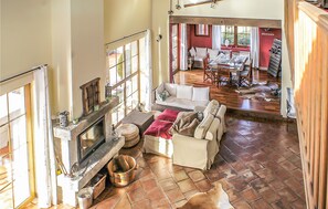 TV connectée, cheminée, baby-foot