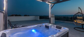 Cozy home in Tinj with WiFi