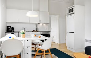 Kühlschrank, Mikrowelle, Herdplatte, Geschirrspüler