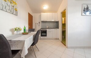 Fridge, oven, stovetop, cookware/dishes/utensils - Lovely apartment in Kozino with WiFi (Kozino)