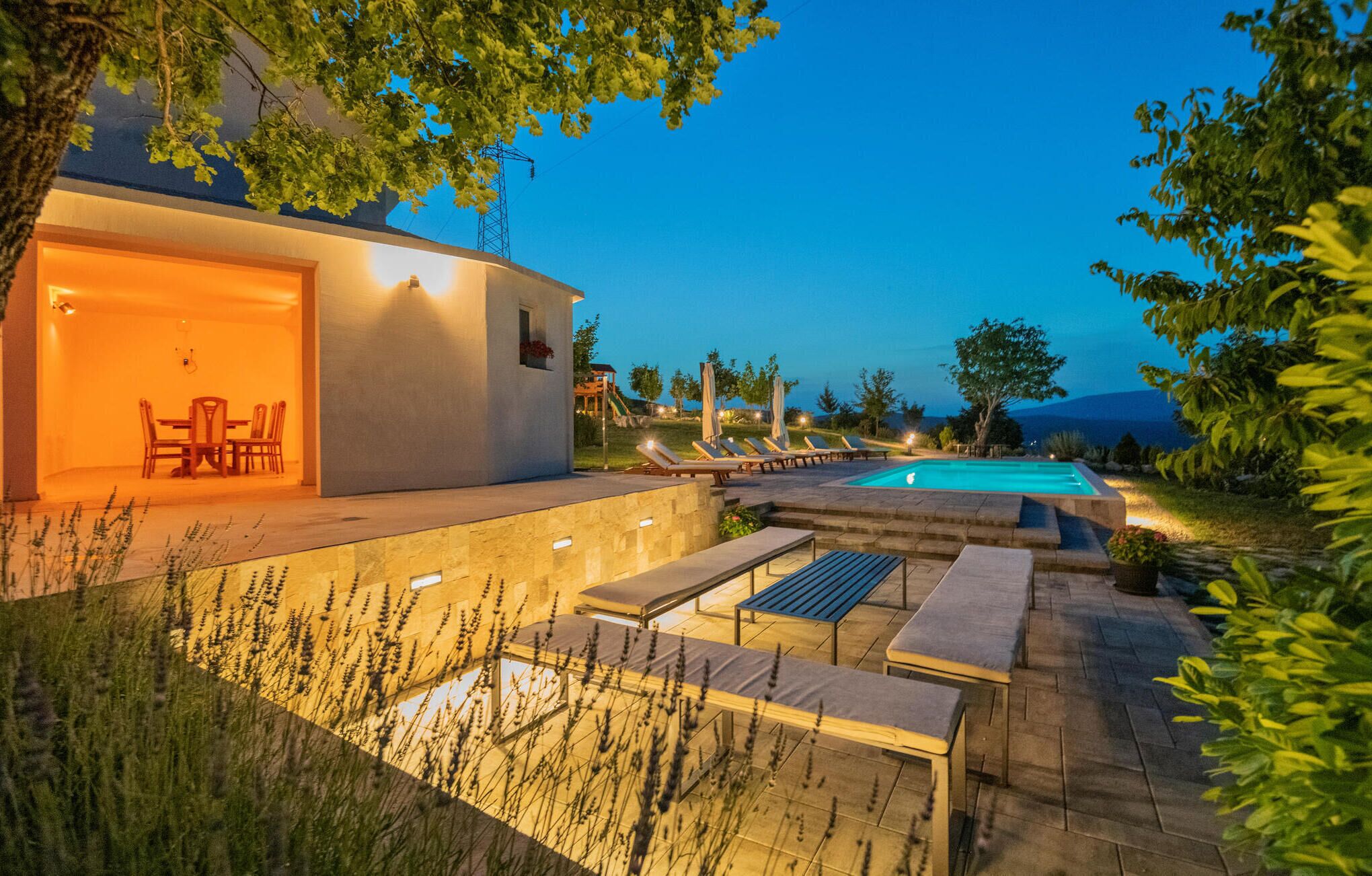 تناول الطعام بالخارج