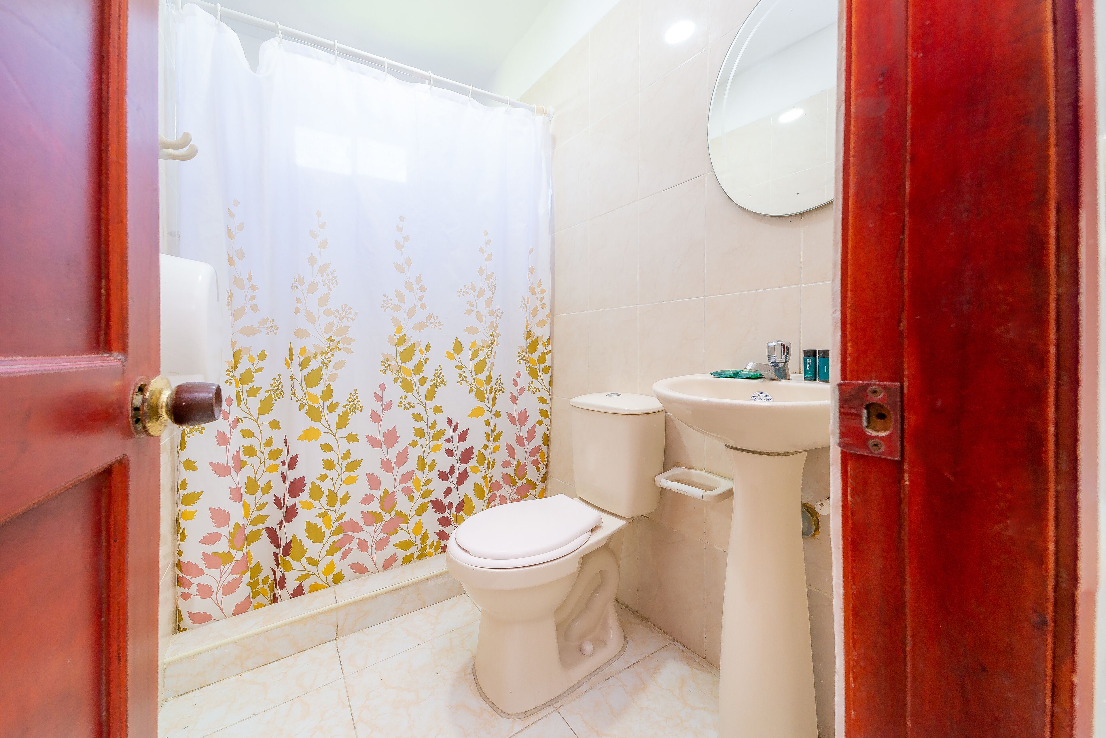 triple room | bathroom | shower, free toiletries, towels, soap