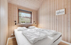 4 bedrooms, travel crib, free WiFi