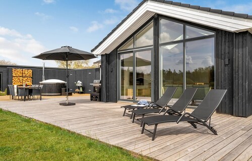 Lovely home in Glesborg with sauna