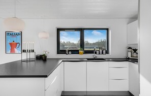 Kühlschrank, Geschirrspüler, Wasserkocher mit Kaffee-/Teezubehör