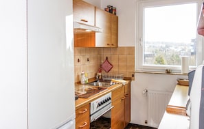 Kühlschrank, Herdplatte, Wasserkocher mit Kaffee-/Teezubehör