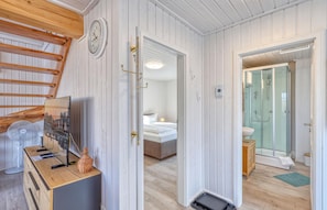 2 bedrooms, travel crib, free WiFi, bed sheets