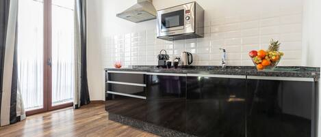 Een koelkast, een kookplaat, een vaatwasser