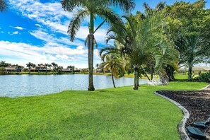 Property grounds - Cape Coral Dream Lake Villa - Heated Pool & Spa (Cape Coral)