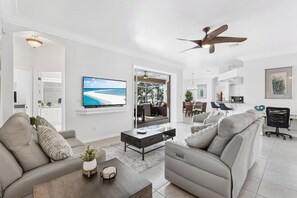 TV connectée, lecteur de DVD, livres, chaîne hi-fi