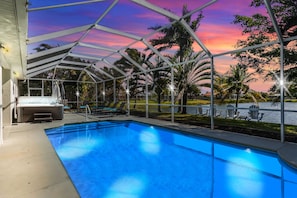 A heated pool - Cape Coral Dream Lake Villa - Heated Pool & Spa (Cape Coral)